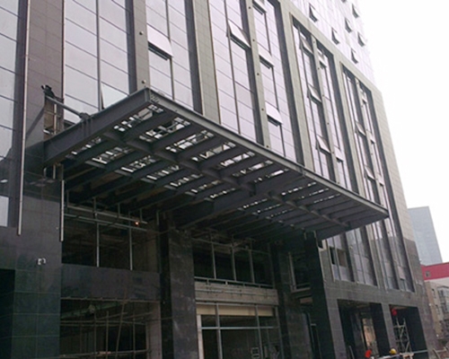 2012年5月—6月太原市长风街君威大厦钢结构雨篷工程