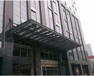 2012年5月—6月太原市长风街君威大厦钢结构雨篷工程